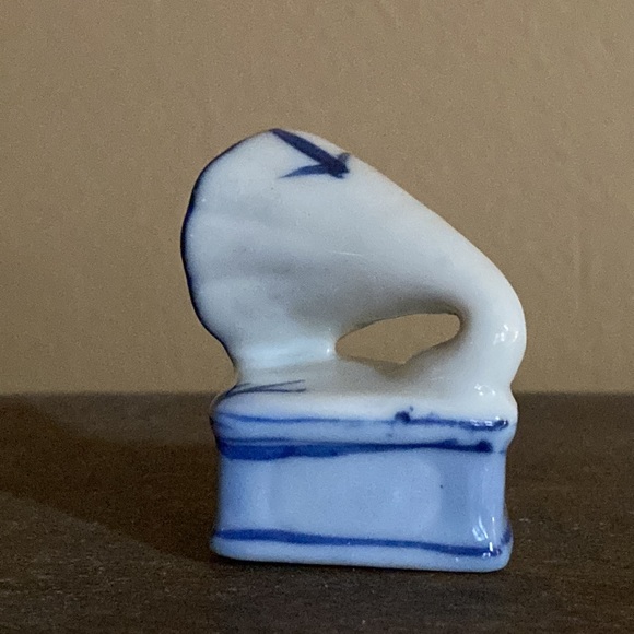 Vintage Delft Gramaphone Record Player Figurine Hand Painted Porcelain Dutch - Picture 2 of 5